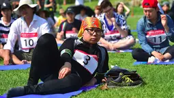 Peserta mengikuti kompetisi bengong atau Space Out Competition yang bertujuan untuk mempromosikan hidup sehat dan bebas stres di Seoul, Korea Selatan, (22/5). Peserta yang detak jantungnya paling stabil keluar sebagai pemenang. (Jung YEON - JE/AFP)