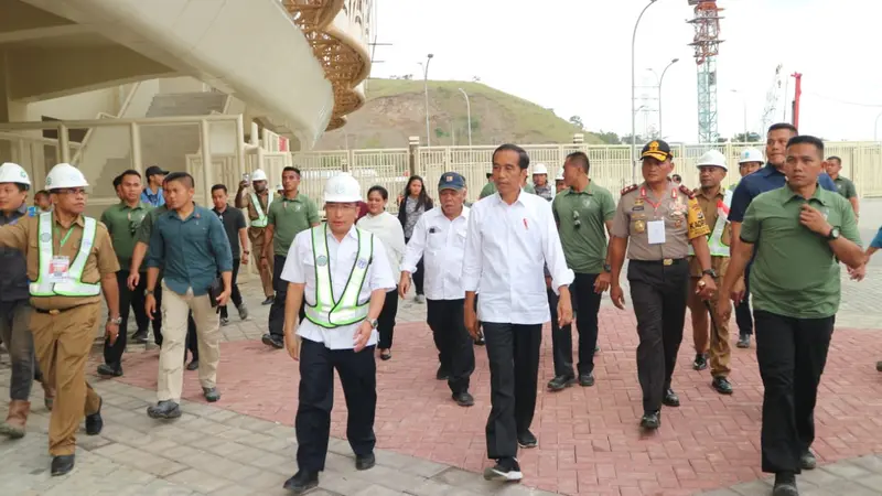 Jokowi meninjau pembangunan stadion Papua Bangkit di Sentani, Jayapura. (Merdeka.com)