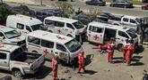 Para sukarelawan Palang Merah Lebanon memeriksa kerusakan pada ambulans penyelamat di lokasi serangan pesawat tak berawak Israel yang menargetkan markas mereka di kota Tyre, Lebanon Selatan, Senin 13 April 2026. Sebuah serangan pesawat tak berawak (drone) Israel menargetkan markas tim Palang Merah Lebanon. (Kawnat HAJU/AFP)