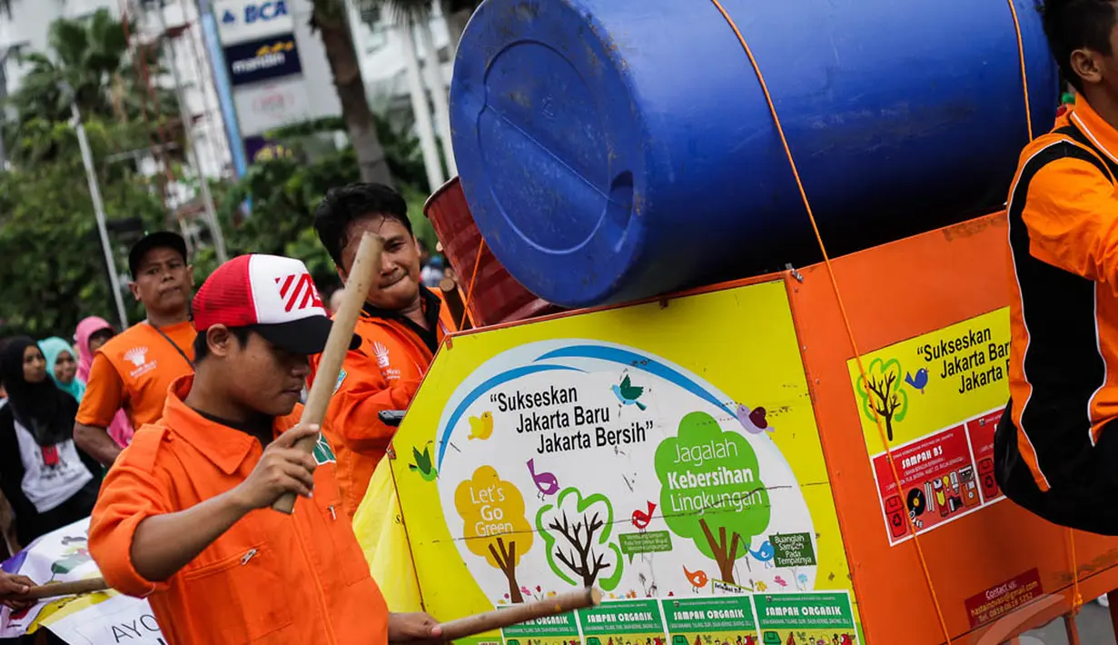 Dalam acara tersebut, Dinas Kebersihan Jakarta membawa miniatur tong sampah dan poster tentang " Ayo Buang Sampah Pada Tempatnya", Minggu (28/12/2014). (Liputan6.com/Faizal Fanani)