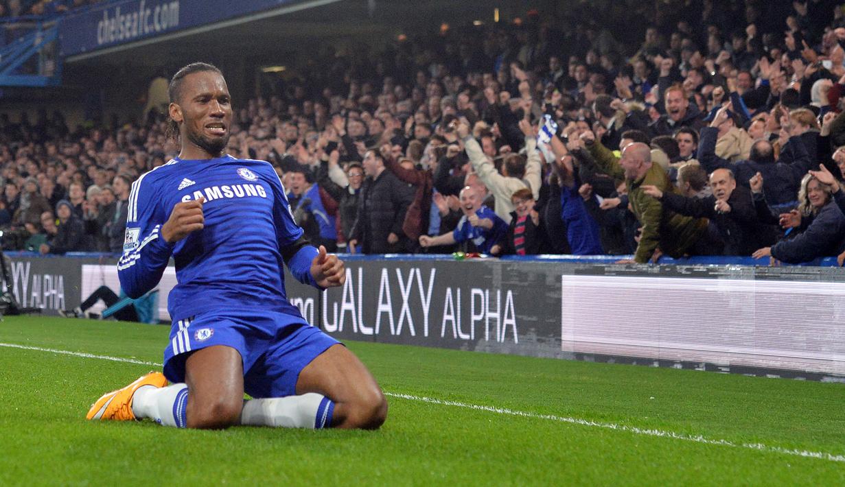 Didier Drogba. Pemain asal Pantai Gading ini hanya membela Chelsea dalam 2 periode di Liga Inggris. Di periode pertama, 2004/2005 hingga 2011/2012 ia mampu mencetak 100 gol. Sedangkan di periode kedua pada 2014/2015 ia mencetak 4 gol, hingga total ia mencetak 104 gol di Liga Inggris. (AFP/Glyn Kirk)