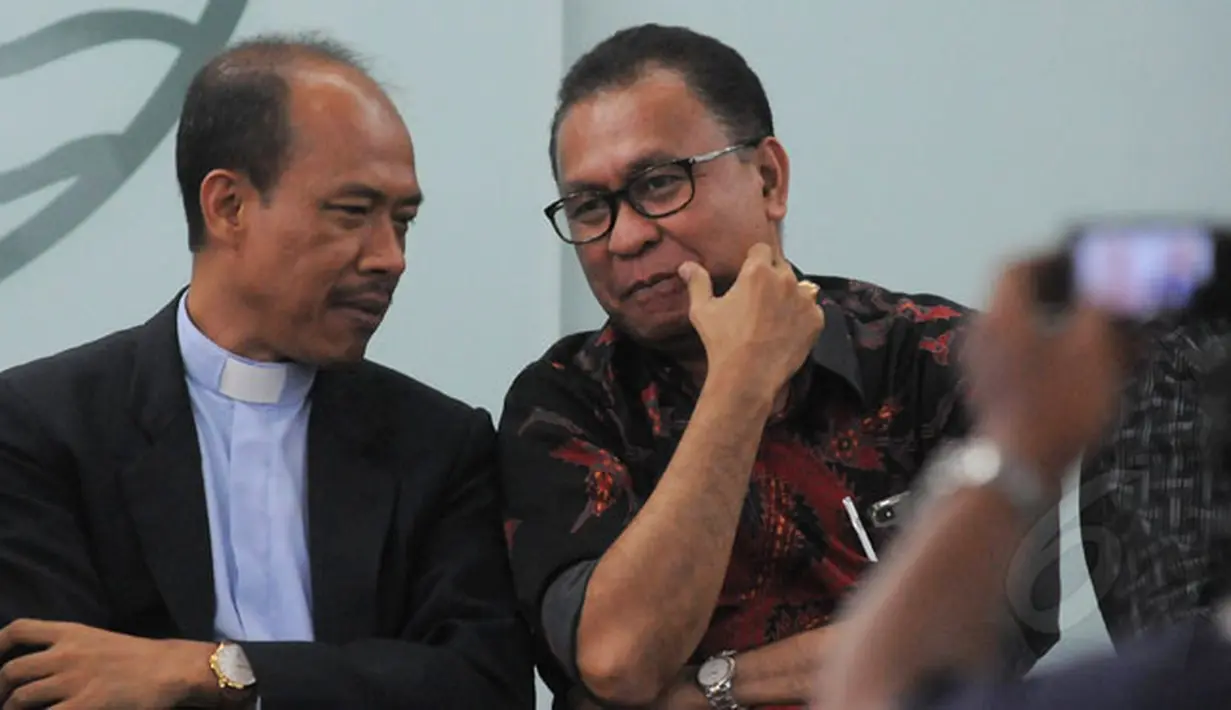 Pr Romo YR Edy Purwanto (kiri) berbincang dengan Pdt Dr Albertus Patty di sela-sela jumpa pers para tokoh lintas agama di gedung Persekutuan Gereja-Gereja di Indonesia (PGI)Jakarta, Sabtu (17/1/2015). (Liputan6.com/Herman Zakharia)