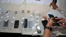 Sebanyak 42 barang elektronik dilelang KPK, mulai dari telepon genggam hingga laptop, Jakarta, Rabu (12/11/2014). (Liputan6.com/Miftahul Hayat)