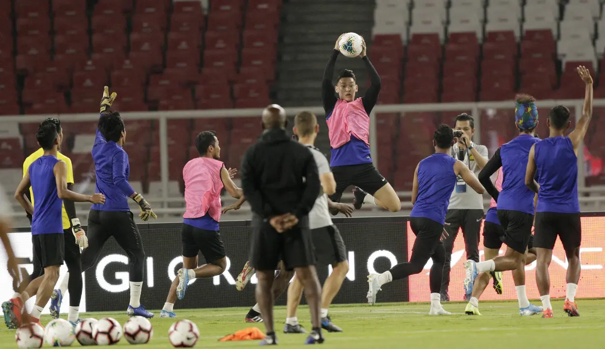 Pemain Timnas Malaysia saat latihan jelang laga kualifikasi Piala Dunia di SUGBK, Jakarta, Rabu (4/9). Malaysia akan berhadapan dengan Indonesia. (Bola.com/M Iqbal Ichsan)