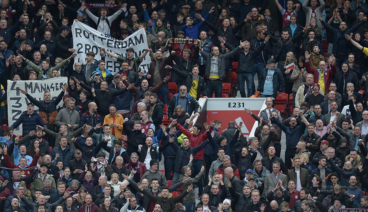 Meski kalah dari MU, suporter Aston Villa tetap bernyanyi pada laga Liga Inggris di Stadion Old Trafford, Manchester, Sabtu (16/4/2016). MU menang 1-0 atas Aston Villa. (AFP/Oli Scarff)
