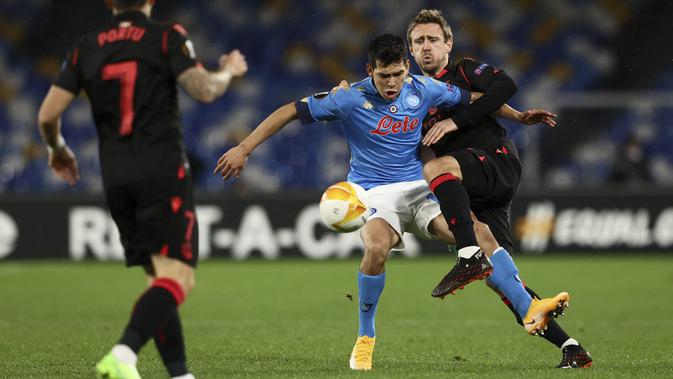 Penyerang Napoli, Hirving Lozano (kedua kaan) memperebutkan bola saat melawan Real Sociedad pada matchday terakhir Grup F Liga Europa di Diego Armando Maradona, Jumat (11/12/2020) dini hari WIB. Napoli bermain imbang 1-1 melawan Real Sociedad. (Alessandro Garofalo/LaPresse via AP)