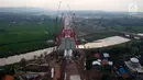 Foto udara pengerjaan Jembatan Kalikuto di Gringsing, Kabupaten Batang, Jawa Tengah, Senin (11/6). Jembatan pelengkung baja pertama di Indonesia sepanjang 160 meter akan dibuka pada H-2 Lebaran 2018 dan dapat dilewati pemudik. (Liputan6.com/Arya Manggala)