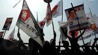 Bendera dan Pamflet para caleg dari Partai Gerindra ikut mewarnai kampanye umum terbuka di lapangan Bojongloa Bandung,Jawa Barat (Liputan6.com/Helmi Fithriansyah)