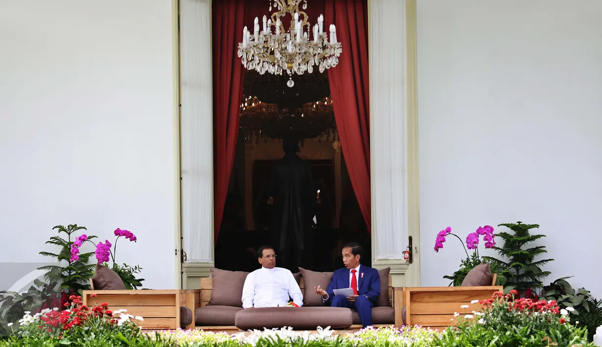 Presiden Jokowi dan Presiden Republik Sosialis Demokratik Sri Lanka Maithripala Sirisena berbincang di Istana Merdeka, Jakarta, Rabu (8/3). Pertemuan ini merupakan lanjutan sebelumnya, di sela penyelenggaraan KTT IORA ke-20. (Liputan6.com/Angga Yuniar)