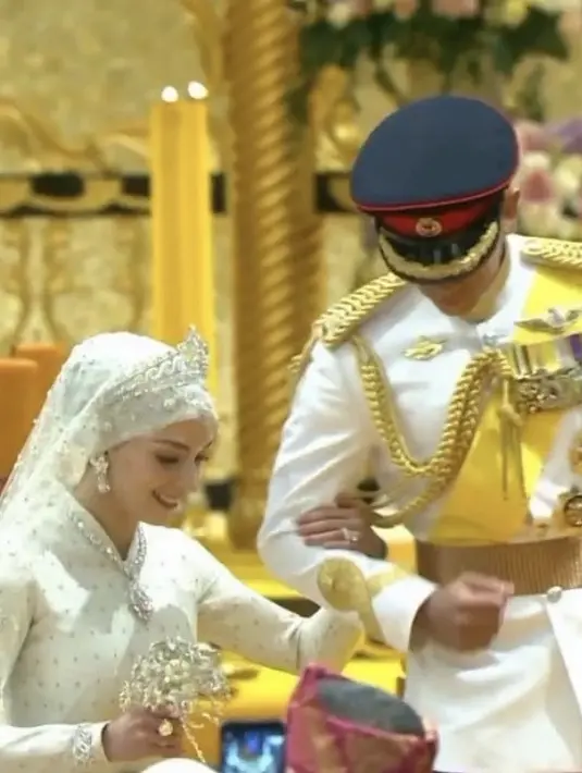 Sementara itu, Anisha Rosnah tampil begitu elegan dengan gaun putih panjang yang dipadukan veil dan kerudung turban serta mahkotanya. [@support.anishaik/RTBgo]