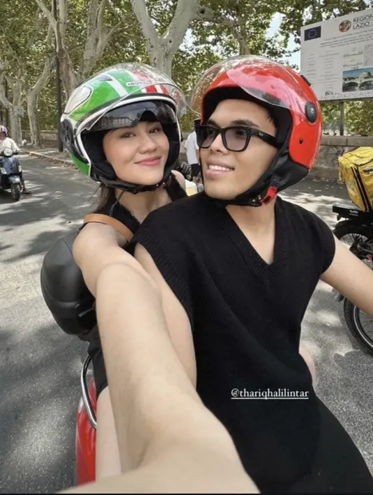 Pasangan ini pun memilih motor Vespa merah. Tampak kompak dengan mengenakan helm berkaca. Thariq tampil dengan kacamata hitamnya. [@aaliyah.massaid]