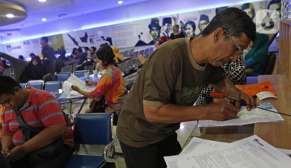 Nasabah asuransi mengisi data di PT. Asabri (Persero), Jakarta, Kamis (16/1/2020). PT Asabru (Persero) bertugas menunjang upaya meningkatkan kesejahteraan Prajurit TNI, Anggota Polri dan PNS Kemhan/Polri beserta keluarganya.  (Liputan6.com/Herman Zakharia)