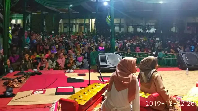 Ratusan santri Pesantren Nurul Huda, Cisurupan Garut, Jawa Barat, tengah mendengarkan materi ilmu agama yang diberikan pimpinan pesantren kepada mereka