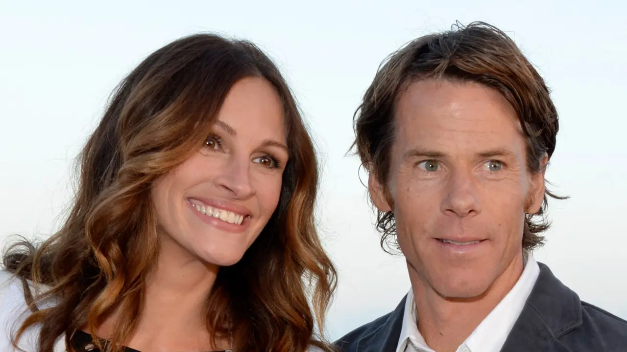 Julia Roberts dan suaminya (popsugar.com)