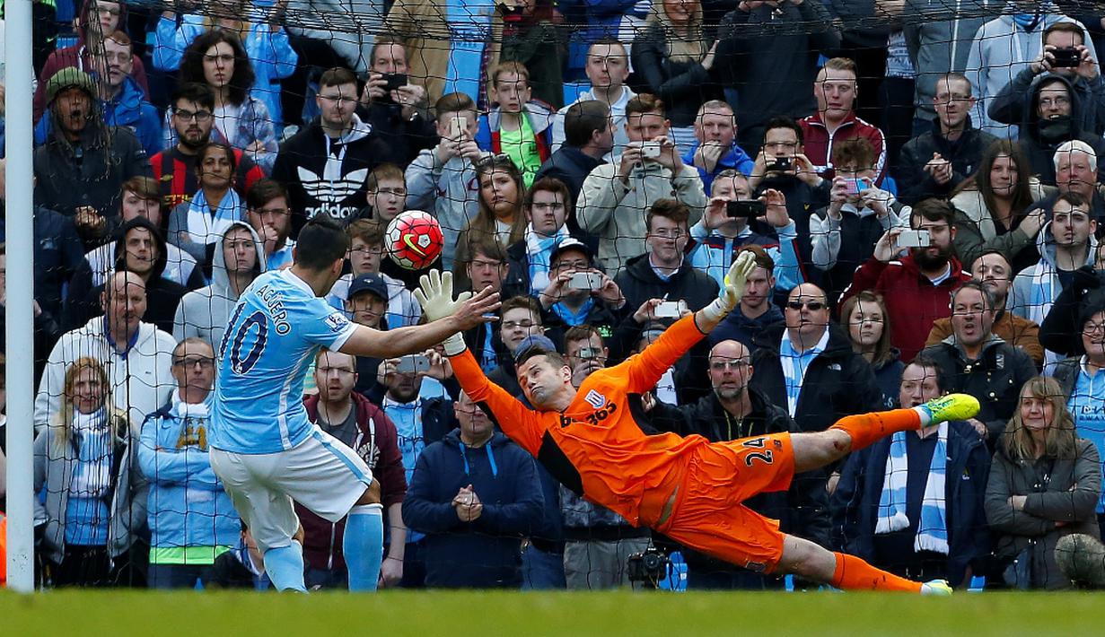 Pemain Manchester City, Sergio Aguero, mencetak gol melalui penalti ke gawang Stoke City dalam laga Liga Inggris di Stadion Etihad, Manchester, Sabtu (23/4/2016). (AFP/Lindsey Parnaby)