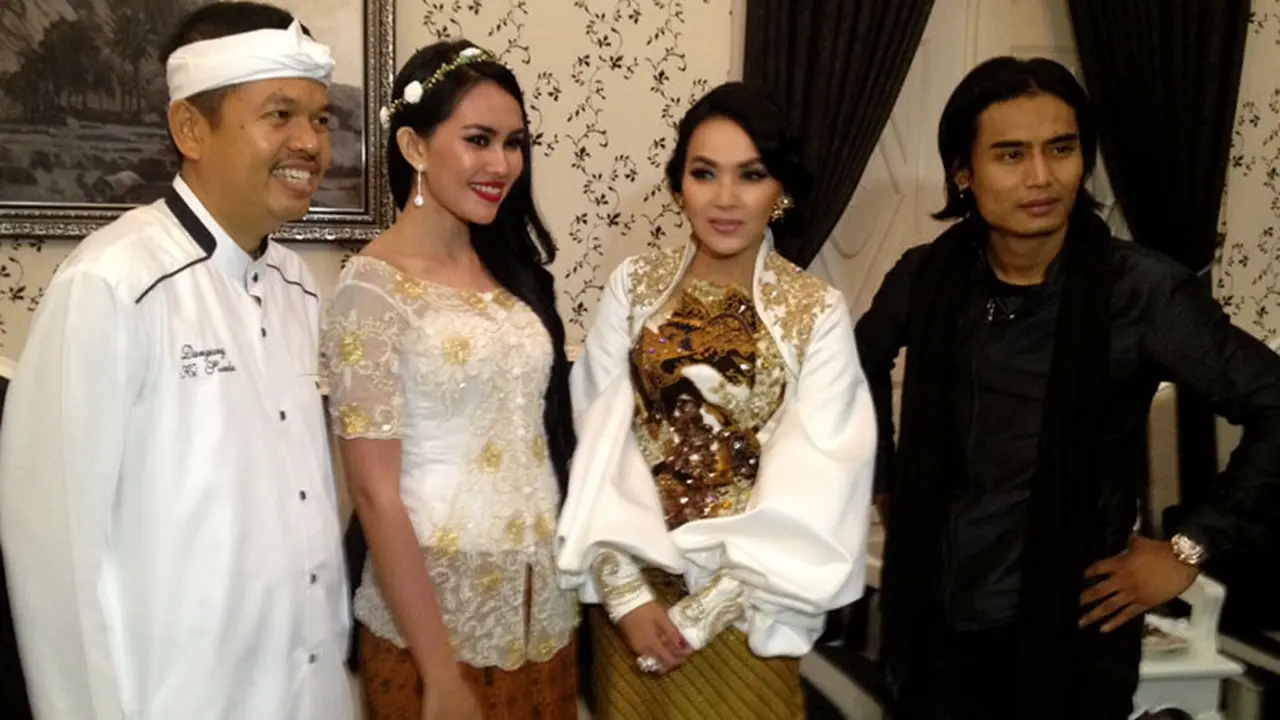 Kartika Putri, Dewi Gita, Charly van Houten bersama Bupati Purwakarta, H. Dedy Mulyadi