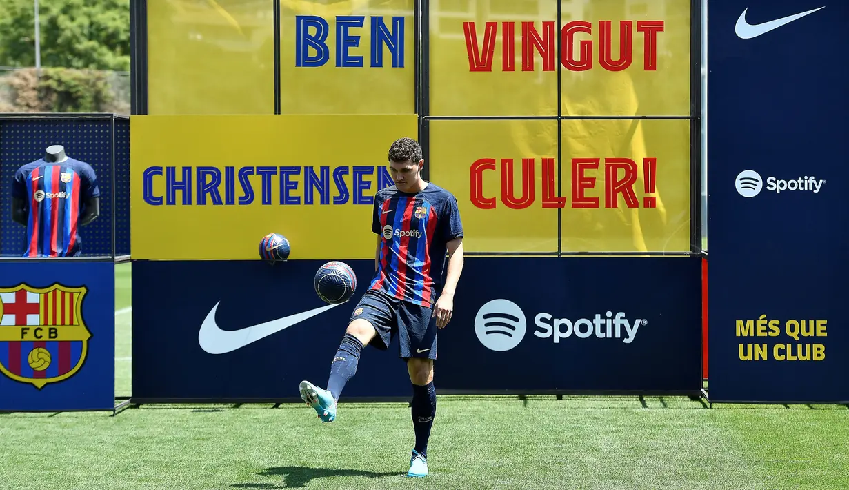 Christensen pun yakin tidak akan mengalami kesulitan beradaptasi di klub barunya. Ia merasa sangat cocok dengan gaya bermain Blaugrana di bawah komando Xavi Hernandez. Selain itu, pria 26 tahun tersebut juga mengaku tidak sabar untuk mempersembahkan gelar untuk Barcelona. (AFP/Pau Barrena)