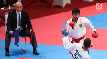 Karateka putra Indonesia, Rifki Ardiansyah Arrosyiid saat bertarung melawan karateka Iran, Amir Mahdi Zadeh di babak final nomor Kumite -60 kg di Arena Karate JCC Senayan, Jakarta, Minggu (26/8). Rifki menang dengan skor 9-7. (Liputan6.com/Fery Pradolo)