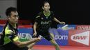 Pebulutangkis Indonesia, Hafiz Faizal / Gloria Widjaja, berusaha mengembalikan kok saat melawan pasangan Malaysia pada Indonesia Masters 2019 di Istora Senayan, Jakarta, Selasa (22/1). Hafiz / Gloria lolos ke babak kedua. (Bola.com/M. Iqbal Ichsan)
