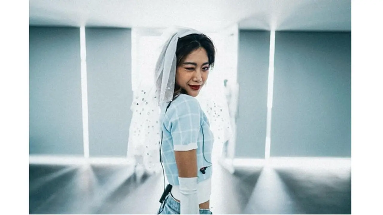 6 Potret Unik Kostum Panggung Widi Vierratale, dari Wedding Veil Hingga Piyama