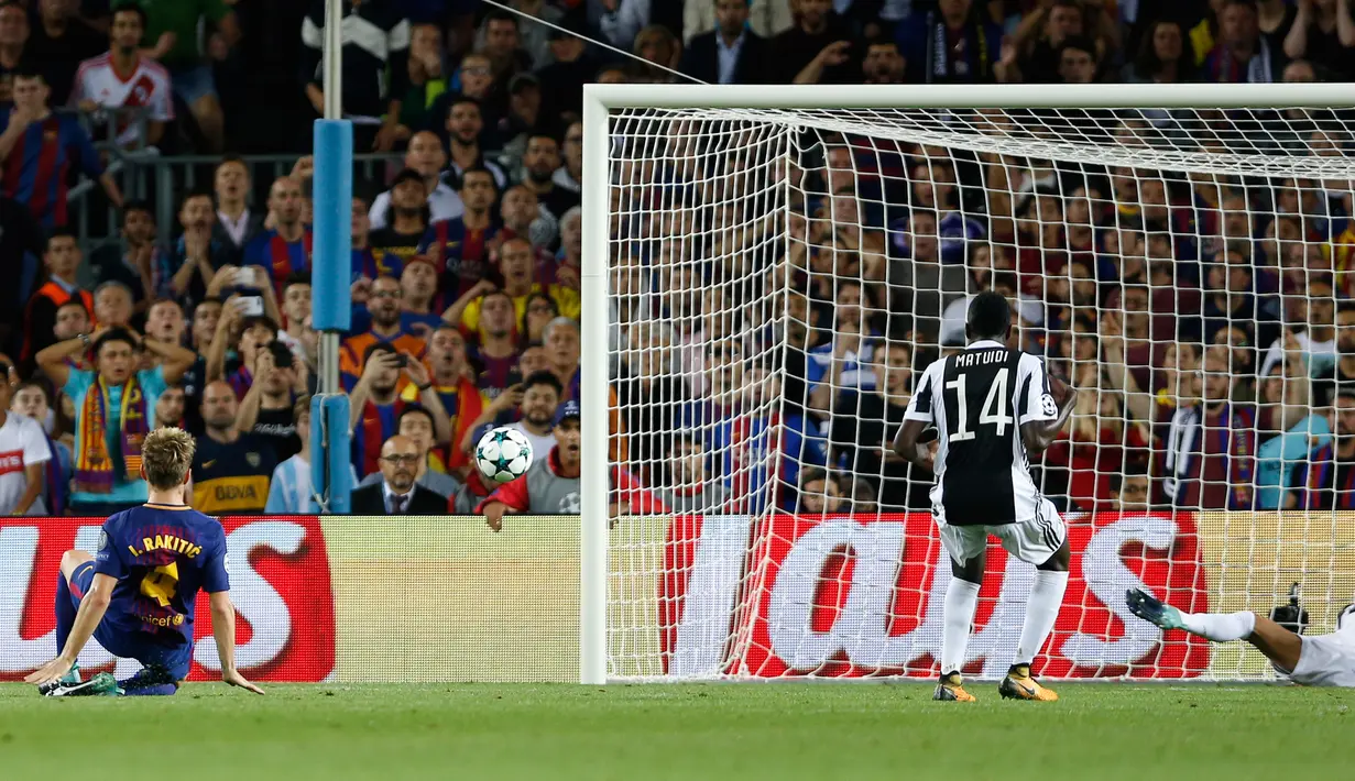 Pemain Barcelona, Ivan Rakitic mencetak gol kedua ke gawang Juventus pada babak penyisihan Grup D Liga Champions di Camp Nou, Selasa (12/9). Tiga gol kemenangan Barcelona atas Juventus ditorehkan oleh Lionel Messi dan Rakitic. (AP Photo/Francisco Seco)