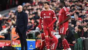 Arne Slot (kiri) bersiap-siap melakukan pergantian pemain saat Liverpool menghadapi Barnsley pada lanjutan Piala FA 2025/2026 di Anfield, Selasa (13/1/2026) dini hari WIB. (PETER POWELL / AFP)
