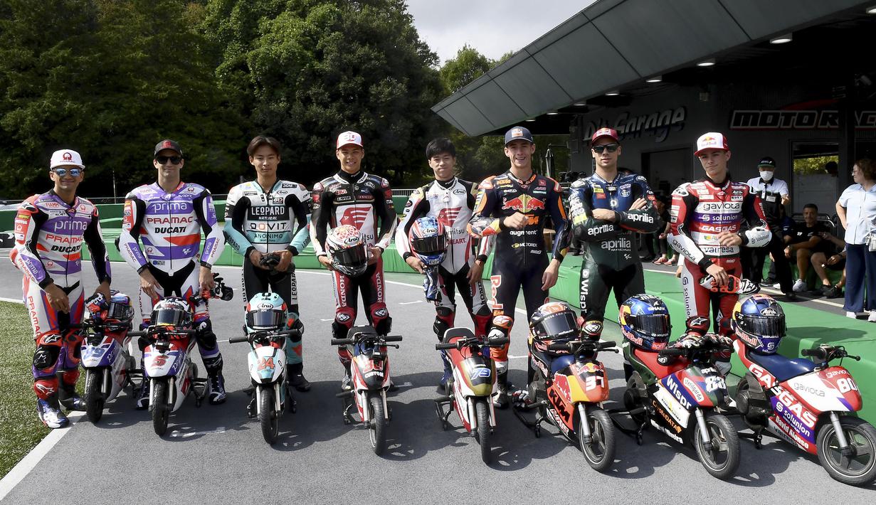 Pembalap Pembalap Prima Pramac Racing MotoGP, Jorge Martin (kiri) dan Johann Zarco berfoto bersama dengan sejumlah pembalap Moto2 dan Moto3 sebelum mengikuti lomba balap motor mini pada rangkaian acara menjelang MotoGP Jepang 2023 di Mobility Resort Motegi, Motegi, Perfektur Tochigi, Jepang, 28 September 2023 waktu setempat. (AFP/Toshifumi Kitamura)