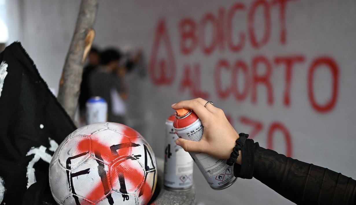 Sejumlah aktivis menggelar aksi Anti-Piala Dunia 2026 di luar Stadion Azteca, Meksiko pada Rabu (27/05/2026) waktu setempat. (AFP/Yuri Cortez)