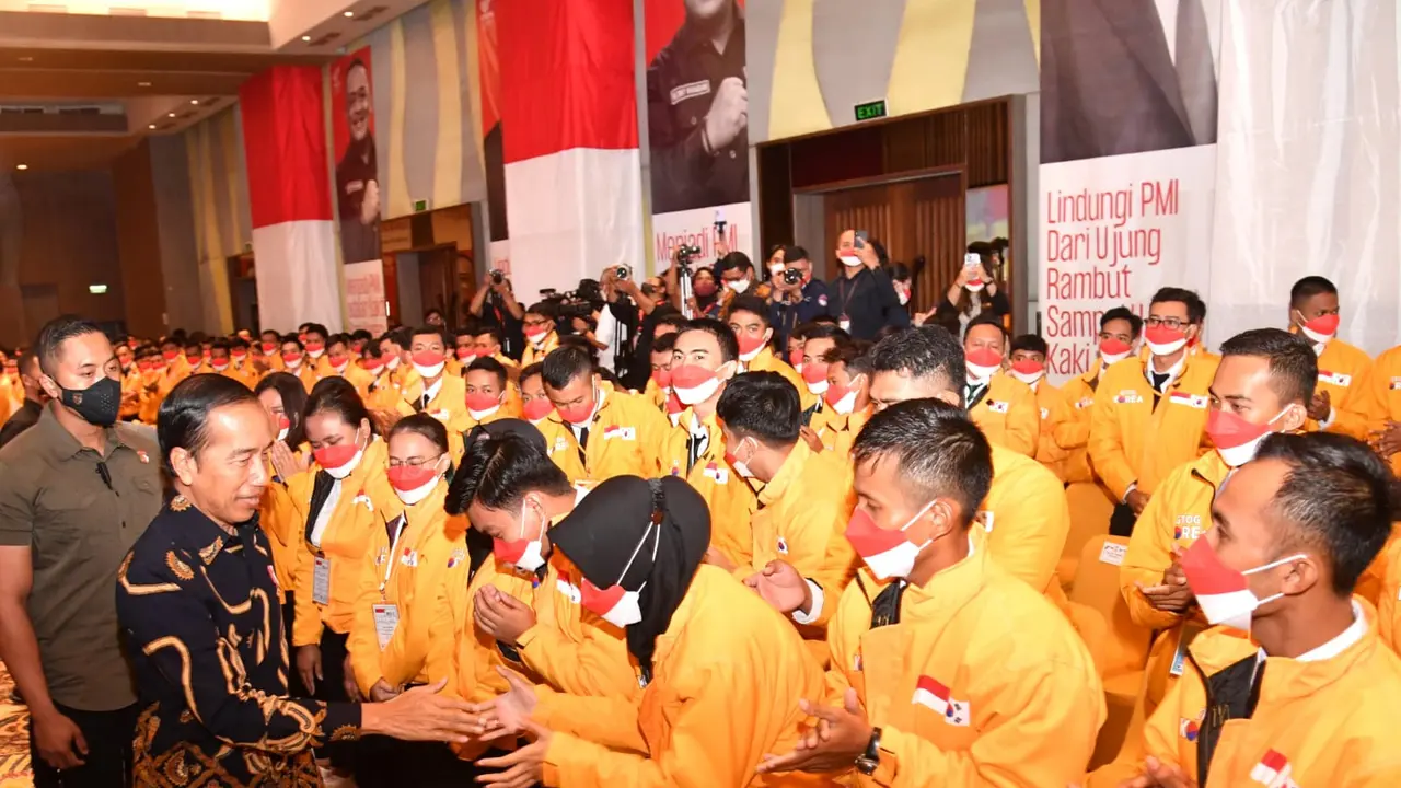 Presiden Jokowi Menyalami Pekerja Migran Indonesia