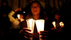 Seorang wanita membawa lilin sebagai simbol dukungan damai dalam aksi diam di Bolivar Square, Bogota, Rabu (5/10). Sebelumnya pada Minggu, 2 Oktober 2016 waktu setempat, Kolombia menggelar referendum tentang perdamaian dengan FARC. (REUTERS/John Vizcaino)