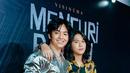 Penampilan Iqbaal Ramadhan sukses mencuri perhatian warganet di saat dirinya menghadiri acara peluncuran film terbarunya yang berjudul Mencuri Raden Saleh. (FOTO: instagram.com/mencuriradensalehfilm)