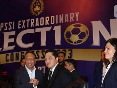 Ketua Umum PSSI periode 2023-2027 Erick Thohir (tengah) berjabat tangan dengan Wakil Ketua Umum PSSI ll Zainudin Amali (kiri) disaksikan Wakil Ketua Umum PSSI l Ratu Tisha (kanan) saat Kongres Luar Biasa Persatuan Sepak Bola Seluruh Indonesia (KLB PSSI) 2023 di Jakarta, Kamis (16/2/2023). Dalam kongres itu, Erick Thohir resmi terpilih sebagai Ketua Umum PSSI sementara Zainudin Amali serta Ratu Tisha terpilih sebagai Wakil Ketua Umum PSSI I dan II untuk kepengurusan PSSI periode 2023-2027. (Liputan6.com/Herman Zakharia)