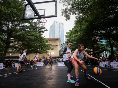 Acara Supreme Girls 2 On 2 Basketball Competition dimeriahkan oleh pertandingan dari sejumlah pebasket putri Indonesia. Kompetisi basket tersebut berlangsung di Mitra Terrace, Setiabudi, Jakarta, Minggu (21/01/2024). (Bola.com/Bagaskara Lazuardi)
