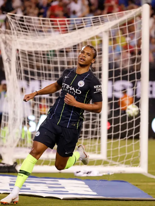 Gelandang Manchester City Leroy Sane berselebrasi usai mencetak gol ke gawang Liverpool pada pertandingan International Champions Cup di East Rutherford, N.J. (25/7). Liverpool menang 2-1 atas City. (AP Photo/Julio Cortez)