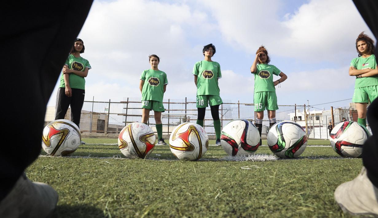 Mereka tampak serius dalam menyimak arahan yang diberikan pelatih. (AFP/Hazem Bader)