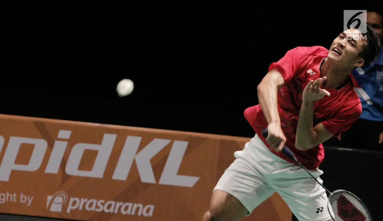 Pebulu tangkis Indonesia Christie Jonatan memukul kok saat melawan Malaysia dalam laga perempat final Sea Games 2017 di Axiata Arena, Kuala Lumpur, Malaysia, Rabu (27/8). Indonesia menang dengan skor 21-13. (Liputan6.com/Faizal Fanani)