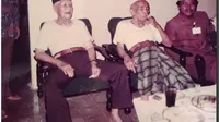 Dua anggota Ahlul Halli wal Aqdi pada Muktamar NU Situbondo 1984, KH. Mahrus Ali dan KH. Masjkur. Kedua beliau nampak asyik menikmati kopi dan rokok kretek disela muktamar. (Foto: Laduni.id)