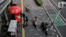 Banyaknya pedagang yang memanfaatkan trotoar untuk menjajakan barang atau berjualan serta pengendara motor untuk memarkir kendaraannya membuat trotoar menjadi sempit dan tidak nyaman bagi pejalan kaki. (Liputan6.com/Angga Yuniar)