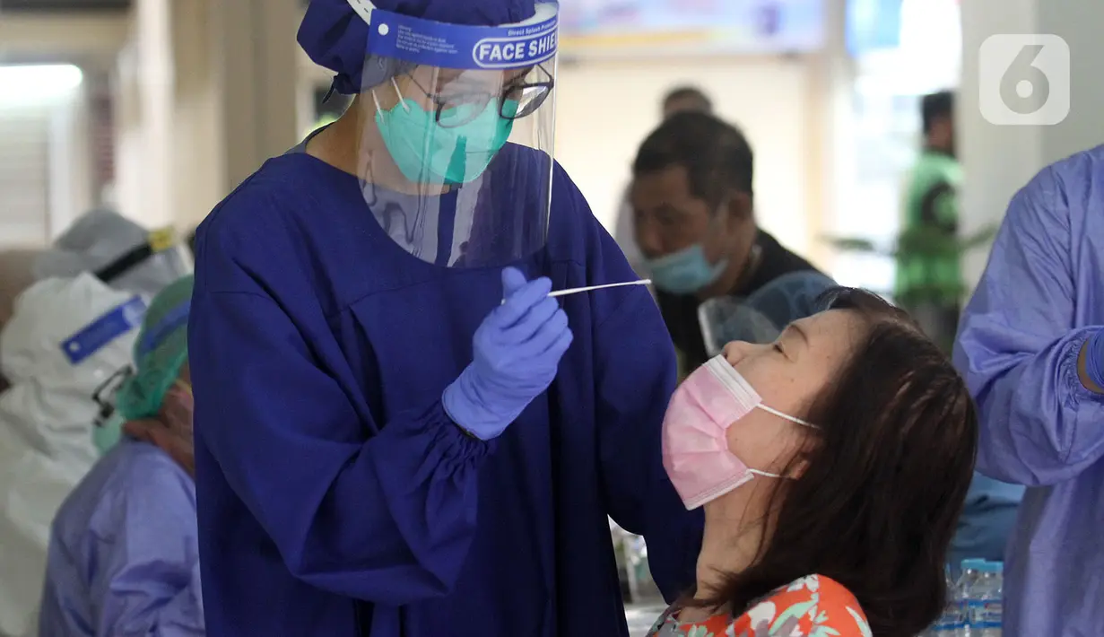 Petugas medis melakukan tes swab antigen di Tower Alamanda Apartemen GNR, Jakarta, Kamis (20/5/2021). Kegiatan yang digelar untuk menekan penyebaran Covid-19 merupakan komitmen untuk melindungi penghuni lain yang tidak mudik sehingga tercipta hunian yang nyaman. (Liputan6.com/Fery Pradolo)