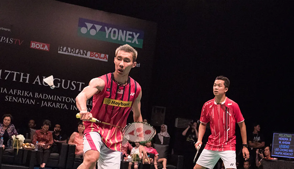 Pebulutangkis legendaris dunia Lee Chong Wei dan Taufik Hidayat bermain ganda pada laga Yonex Legends Vision di GOR Asia Afrika, Jakarta, Senin (17/8/2015). (Bola.com/Vitalis Yogi Trisna)