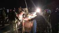 Evakuasi rombongan tenaga medis usai kapalnya bocor (Liputan6.com/Fauzan)