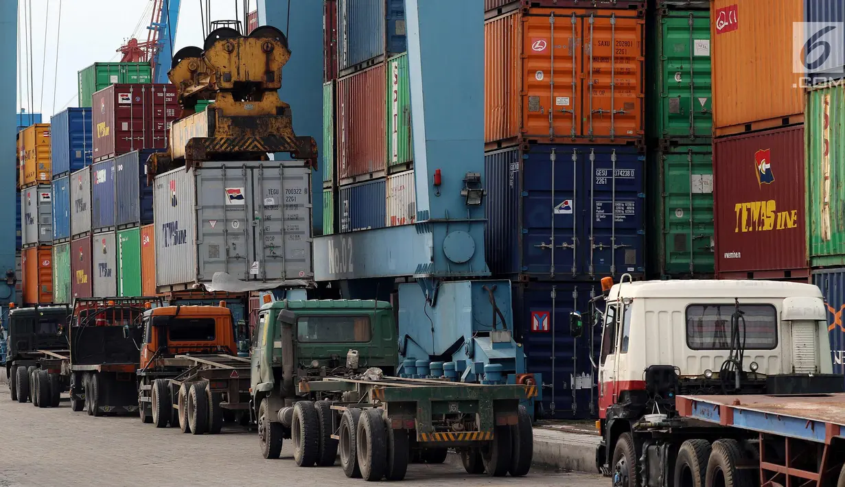 Sejumlah truk berada di Terminal Pelabuhan Pontianak, Kalimantan Barat, Rabu (11/4). Tujuan pembangunan Pelabuhan Terminal Tanjung Pura (Terminal Kijing) dikarenakan Pelabuhan Pontianak, yang sudah padat dan melebihi kapasitas. (Liputan6.com/Johan Tallo)
