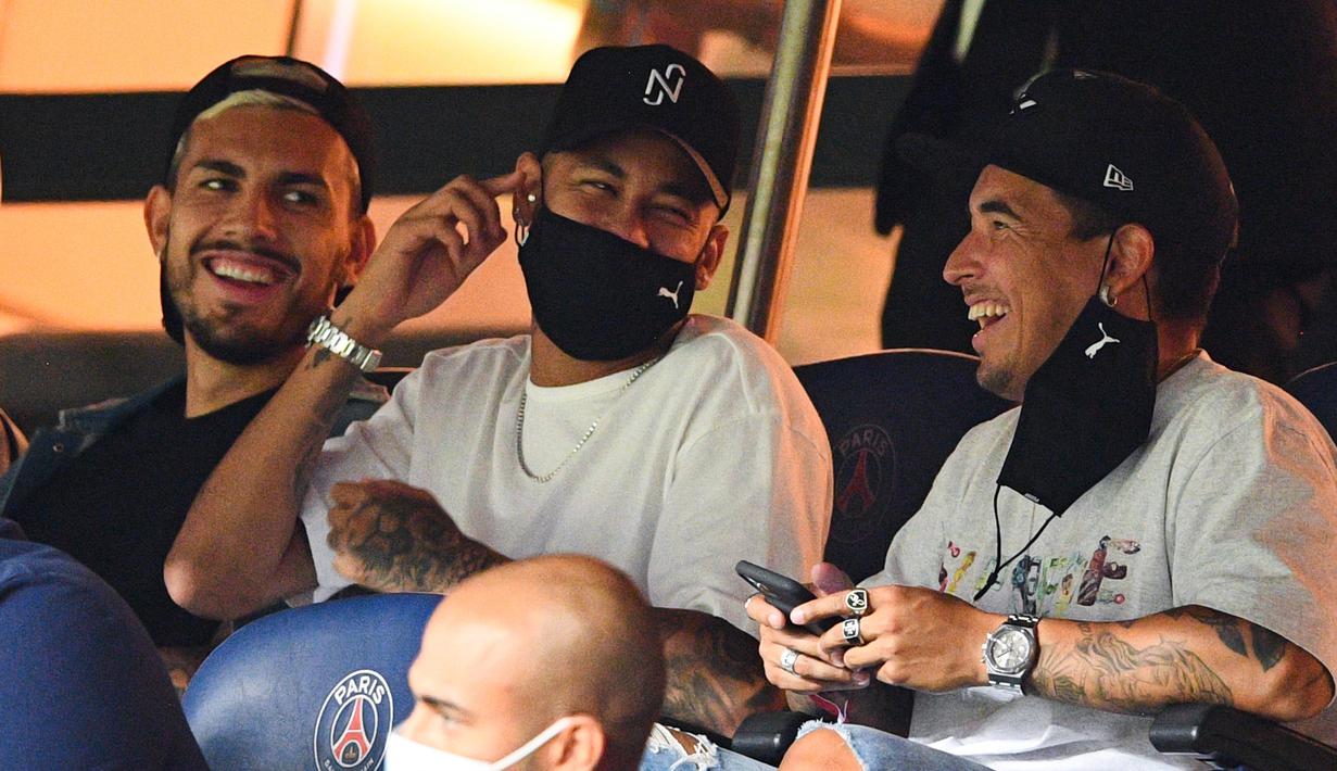 Pemain PSG, Neymar dan Leandro Paredes, menyaksikan pertandingan antara PSG melawan Metz pada laga Liga Prancis di Stadion Parc des Princes, Kamis (17/9/2020). Akibat pertikaian di laga melawan Marseille, Neymar dihukum larangan dua pertandingan. (AFP/Franck Fife)