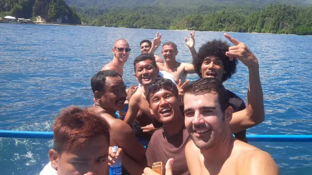 Para pemain Madura United tampak menikmati suasana pantai di Kepulauan Yapen. (Bola.com/Istimewa/Fahrizal Arnas) 
