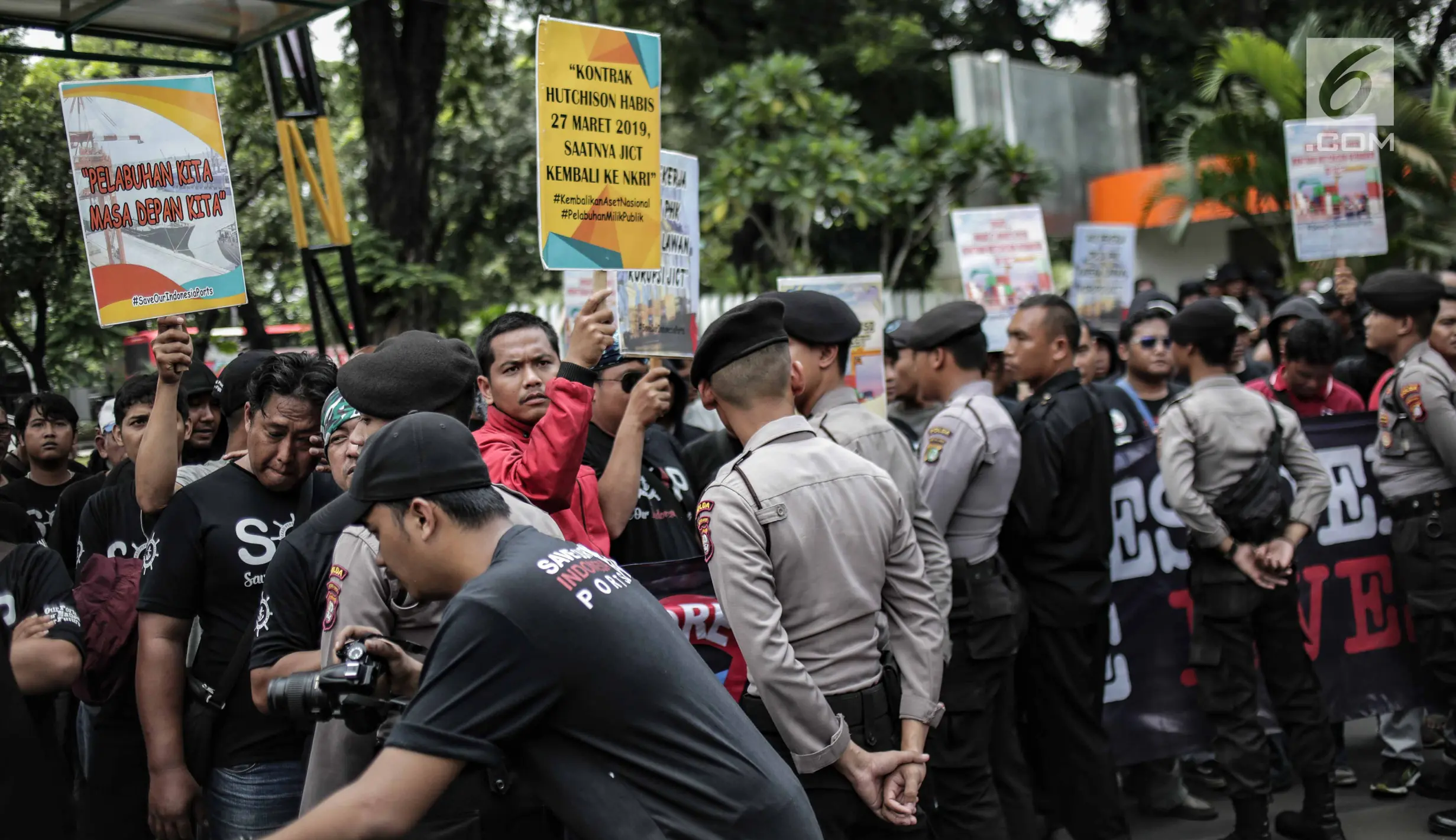 FOTO: Demo, Pekerja JICT dan Pelabuhan Indonesia Paksa Masuk Gedung ...