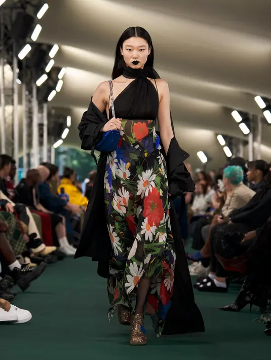 Hingga halter dress dengan motif bunga warna-warni di bawahnya, [Dok/Burberry]