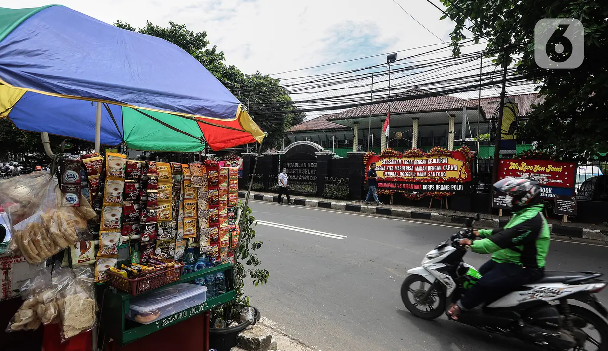 Deretan karangan bunga terlihat berjejer di depan Pengadilan Negeri Jakarta Selatan, Senin (13/2/2023) saat sidang pembacaan vonis Ferdy Sambo dan Putri Candrawathi dalam kasus pembunuhan Brigadir Nofriansyah Yoshua Hutabarat. Karangan bunga tersebut berisi kata-kata unik untuk mendukung hakim agar memberikan hukuman seadil-adilnya bagi Ferdy Sambo dan Putri Candrawathi. (Liputan6.com/Johan Tallo)