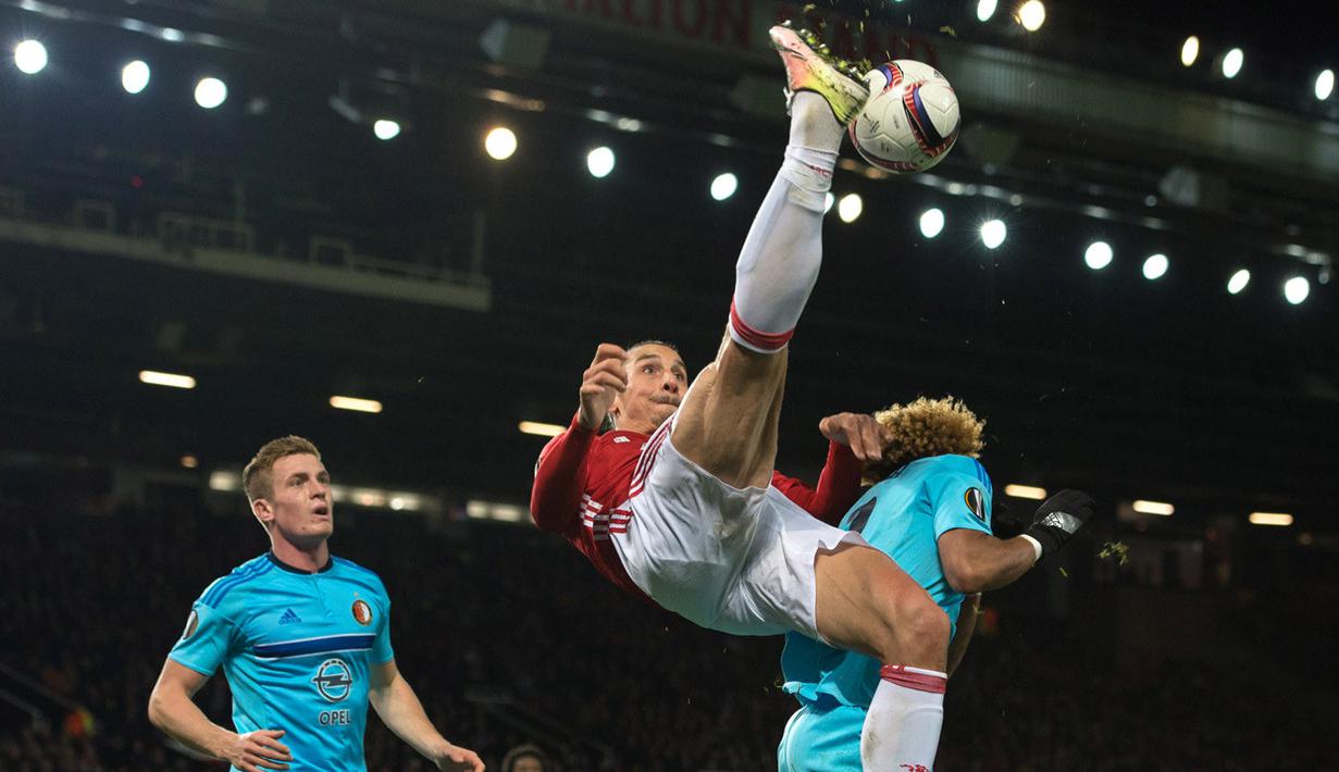 Aksi memikat Zlatan Ibrahimovic dengan tendangan akrobatik saat melawan Feyenoord di Stadion Old Trafford, 24 November 2016. (EPA/Peter Powell)