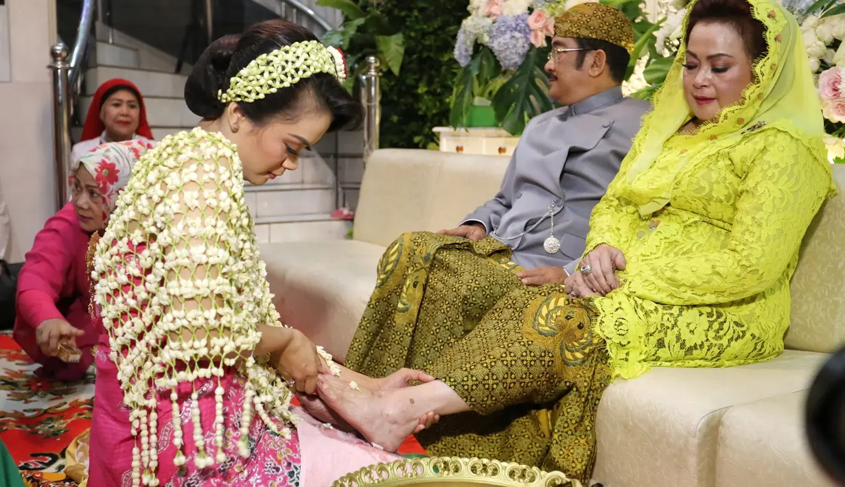 "Papa, Mama, terima kasih selama ini sudah membesarkan aku, mendidik aku. Aku sekali lagi minta izin dan restu untuk menikah," lanjut Sheza Idris dengan tangis yang kian memuncak. (Adrian Putra/Bintang.com)