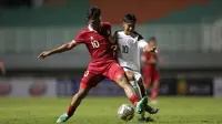 Pemain Timnas Indonesia U-17,&nbsp;Muhammad Nabil Asyura (kiri) berebut bola dengan pemain Timnas Guam U-17, Riku Ngeschekle Meyar dalam pertandingan Grup B Kualifikasi Piala Asia U-17 2023 yang berlangsung di Stadion Pakansari, Bogor, Senin (3/10/2022). (Bola.com/Bagaskara Lazuardi)